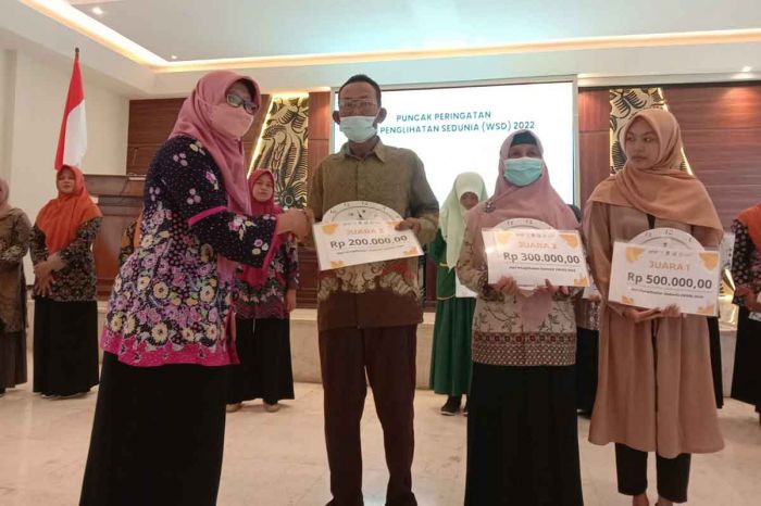 Bersama Dinkes Tuban, Yayasan Paramitra Lakukan Operasi Katarak Gratis 1.000 Warga