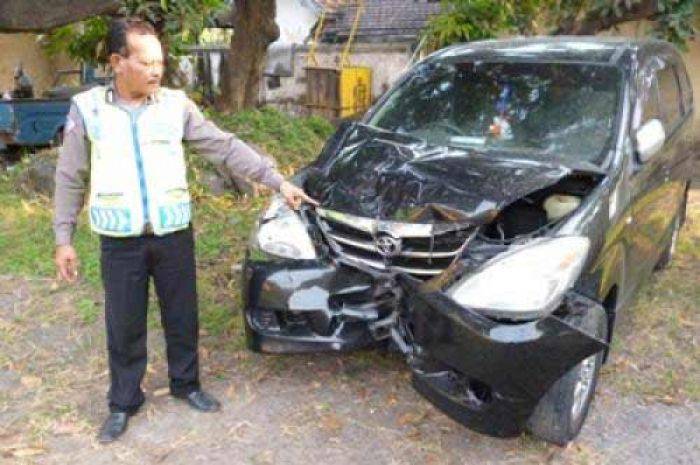 Hindari Lubang, Dua Pelajar di Krembung Sidoarjo Disambar Avanza