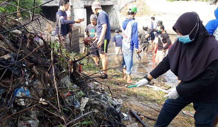 EPPI Gandeng Pegiat Lingkungan Kediri Bersih-bersih Sampah Sungai Mantren 