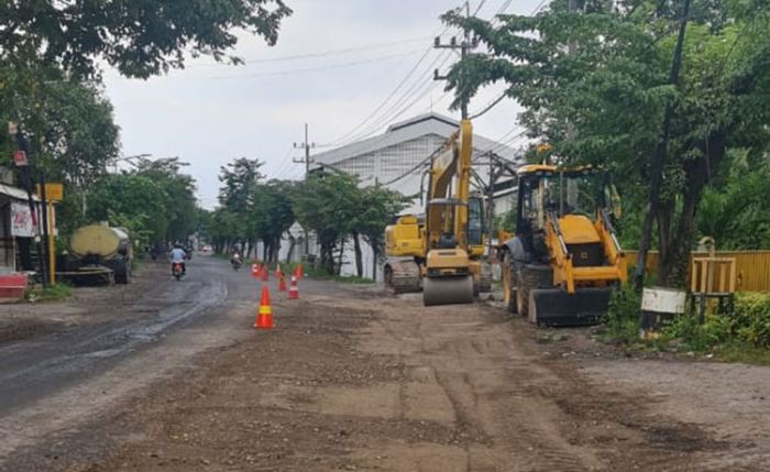 DPUTR Gresik Perbaiki Kerusakan Jalan Mayjend Sungkono Secara Bertahap