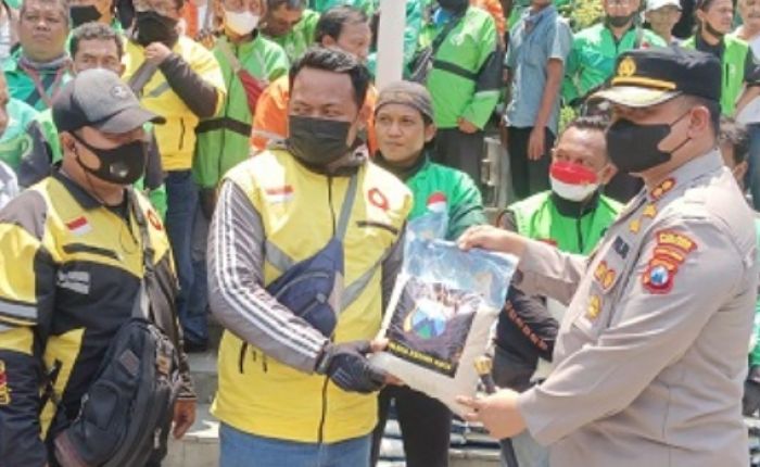 Ringankan Beban Pengemudi Ojol, Kapolres Kediri Kota Serahkan Paket Sembako