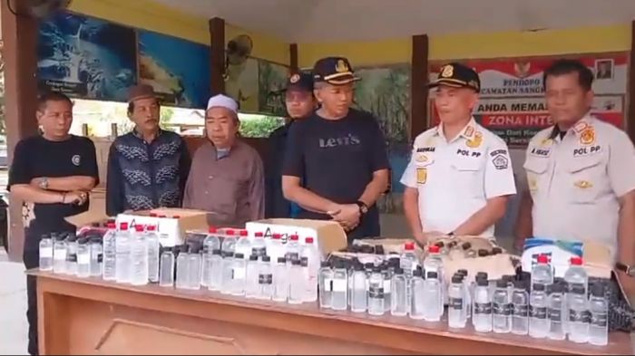 Satpol PP Gresik Gagalkan Pengiriman Miras asal Bali ke Pulau Bawean