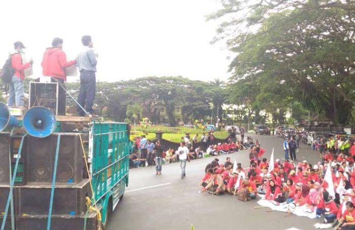 Massa Buruh Juga Geruduk DPRD Kota Malang