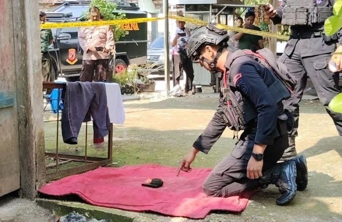 Sempat Dikira Mainan, Granat Aktif Ditemukan di Dasar Kolam Ikan Aliran Sungai Wisata Pelang Tuban Sempat Dikira Mainan, Granat Aktif Ditemukan di Dasar Kolam Ikan Aliran Sungai Wisata Pelang Tuban
