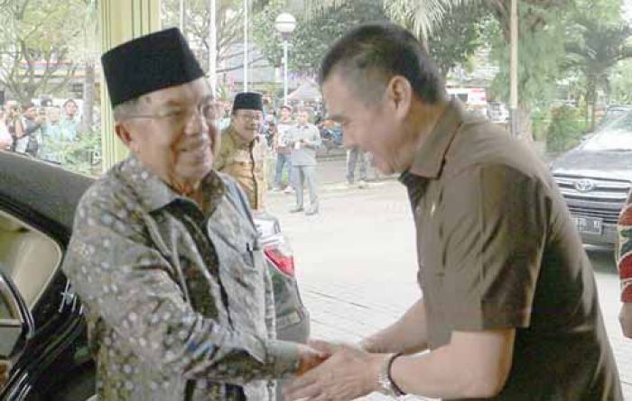 Kunjungan ke Jatim, Wapres Jusuf Kalla Sempatkan Jenguk KH. Hasyim Muzadi