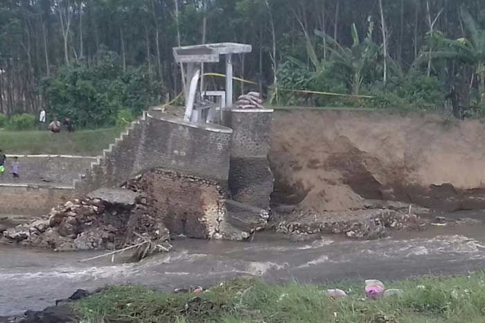 Pasca Jebol Akibat Banjir Bandang Semeru, DAM Kali Asem yang Jebol Ditahan Sak Pasir