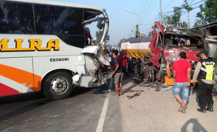 Tabrak Truk Tangki di Jombang, Sopir Bus Terjepit