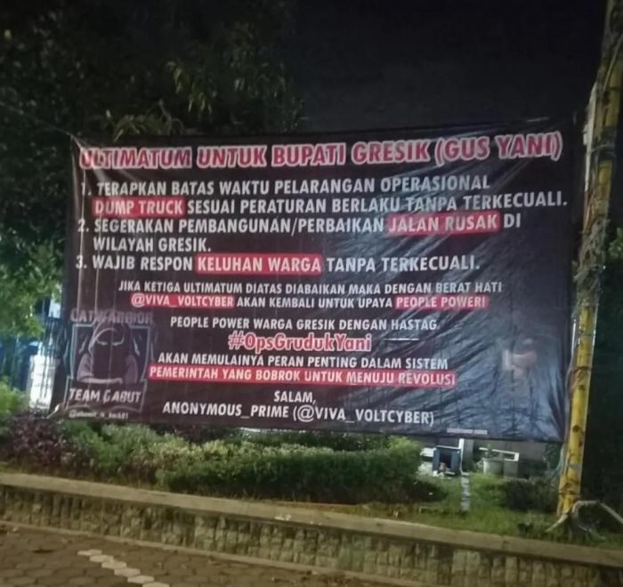 Viral! Sebuah Spanduk Besar di Gresik Kota Berisi Ultimatum Kepada Bupati Yani