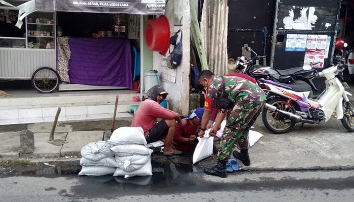 Antisipasi Banjir dan Sarang nyamuk, Babinsa Kandangan Surabaya Bersihkan Saluran Air