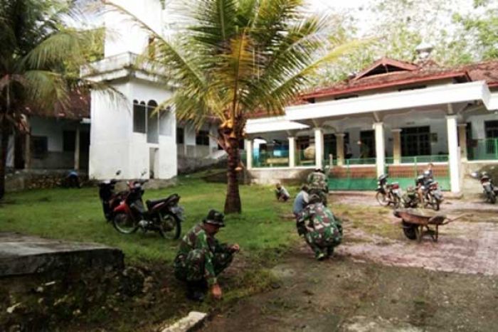 Koramil 0807/11 Bandung Bersama Masyarakat Bersih-bersih Masjid Baiturrahman 