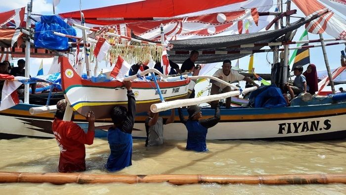 Wujud Rasa Syukur, Ribuan Nelayan Tuban Gelar Petik Laut di Pantai Boom