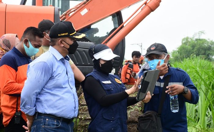 Mitigasi Bencana, Bupati Ikfina Pimpin Pengerukan Eceng Gondok di Sungai Balongkrai