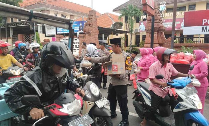 Polsek Prajurit Kulon Bagikan Takjil Gratis ke Masyarakat