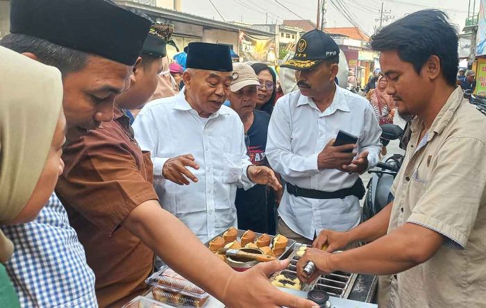 Kiai Asep Hadiri Kampanye Pasangan Mubarok di Pasar Sedati