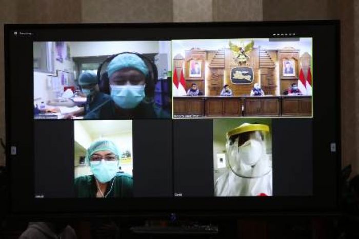 ​Semangati Dokter, Perawat, dan Paramedis, Gubernur Khofifah Komunikasi Lewat Video Conference