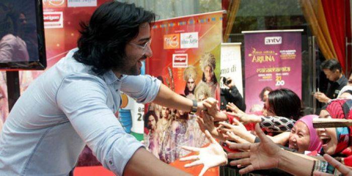 Fans Shaheer Buktikan Cinta Lewat Sumbangan ke Panti Asuhan