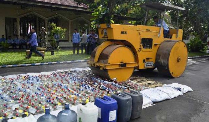 Sambut HUT Satpol PP, Pemkab Kediri Musnahkan Ribuan Botol Miras