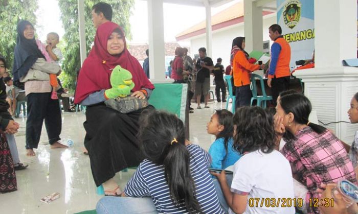 Anak-anak di Pengungsian Terhibur dengan Mendengarkan Dongeng dan Membaca