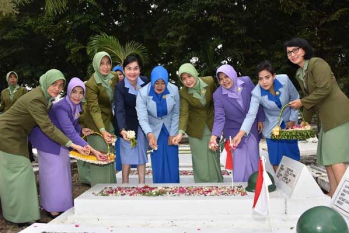 Wakil Ketua Dharma Pertiwi Pimpin Ziarah dan Kegiatan Sosial Wakil Ketua Dharma Pertiwi Pimpin Ziarah dan Kegiatan Sosial
