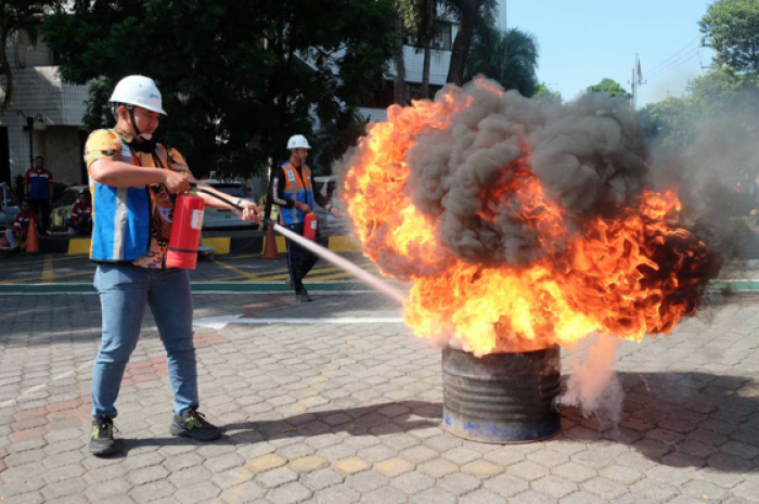 Seru! Rayakan HUT RI ke-78, Pelindo 3 Gelar Lomba Memadamkan Api di Tanjung Perak