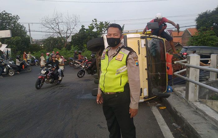 Diduga Tak Kuat Nanjak, Truk Muat Kayu Terguling di Flyover Sukodono Sidoarjo