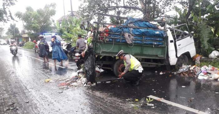 Pick Up Muat Sampah Tabrak Pohon di Sidoarjo, 1 Tewas