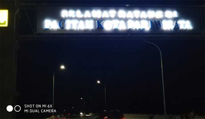 Lampu "Selamat Datang" di Gapura JLS Pacitan Banyak yang Mati, Ganggu Keindahan Jalan