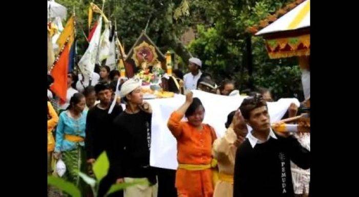 Jelang Nyepi, Umat Hindu di Bajulan Nganjuk Rayakan Melasti dengan Larung Sesaji