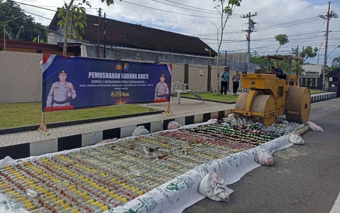 Polres Blitar Musnahkan Ribuan Botol Miras Hasil Operasi Pekat Semeru 2025