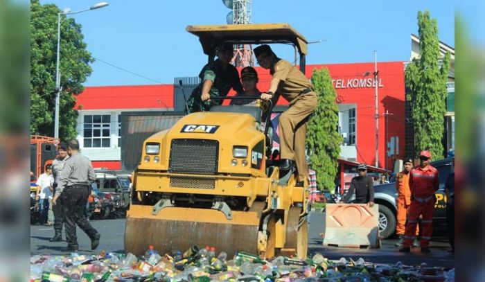 Belasan Ribu Miras dan Narkotika Hasil Operasi Pekat Dimusnahkan Polres Jember