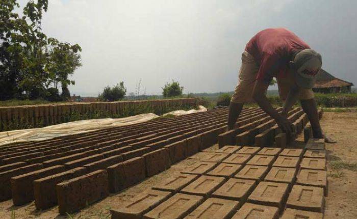 Sumarno Warga Tunggulrejo, 25 Tahun membuat Batu Bata Merah Demi Cukupi Keluarga