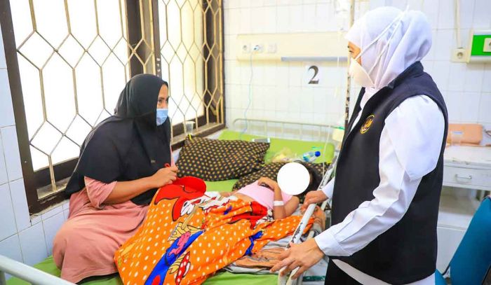 Gubernur Khofifah Tinjau Langsung KLB Campak di Sumenep, Vaksinasi Massal Dimulai 25 Agustus Gubernur Khofifah Tinjau Langsung KLB Campak di Sumenep, Vaksinasi Massal Dimulai 25 Agustus