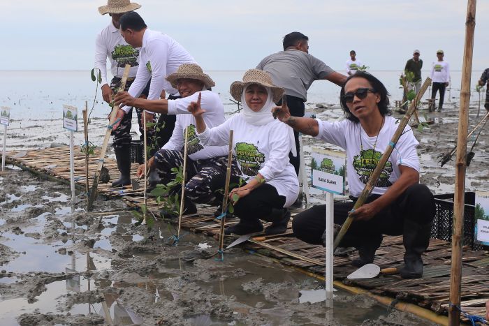 Gubernur Khofifah Ajak Masyarakat Terus 