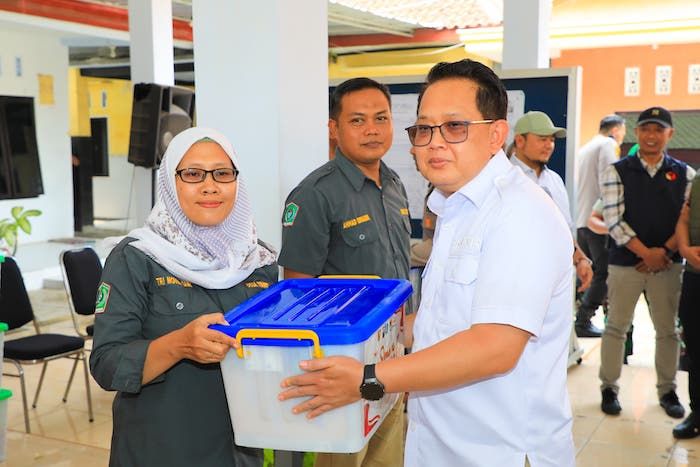 Pj Gubernur Jatim Tinjau Kesiapan Logistik Jelang Pilkada Serentak di Lumajang