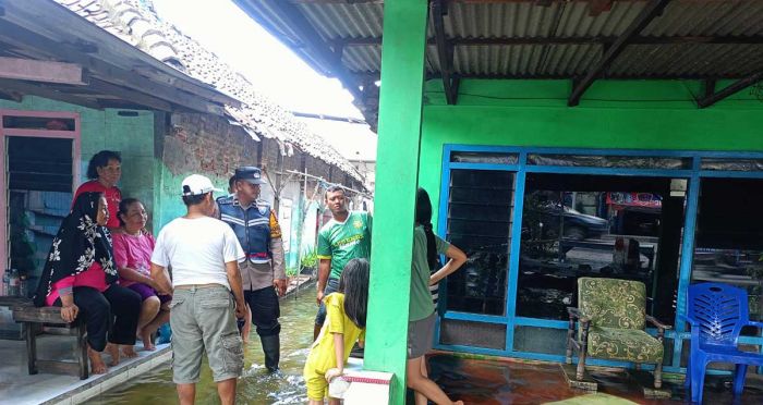 Bhabinkamtibmas Taman Salurkan Sembako ke Warga Terdampak Banjir