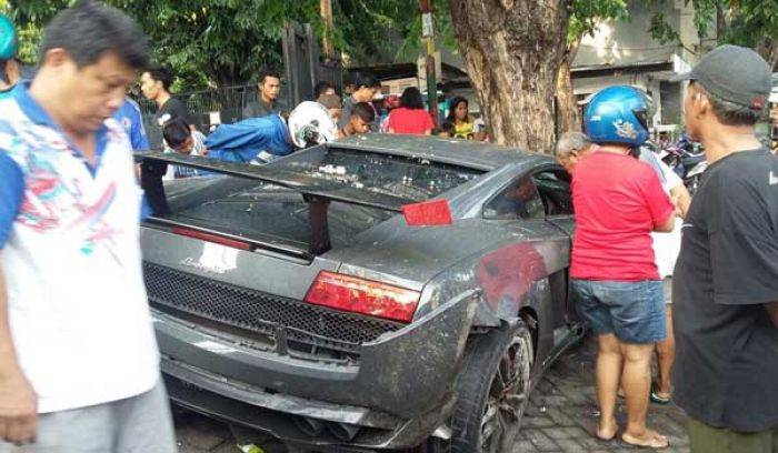 Lamborghini Vs Ferarri di Manyar Kertoarjo Surabaya, Satu Tewas