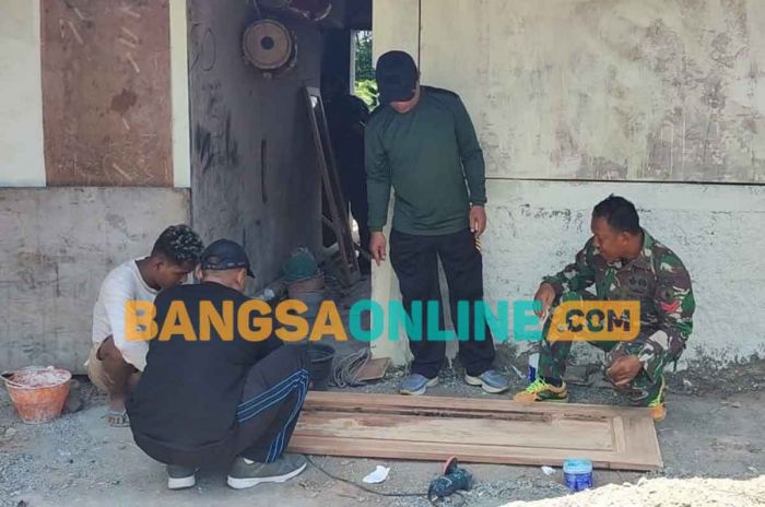 Jelang Penutupan TMMD 122, Anggota TNI dan Warga Lakukan Kerja Bakti