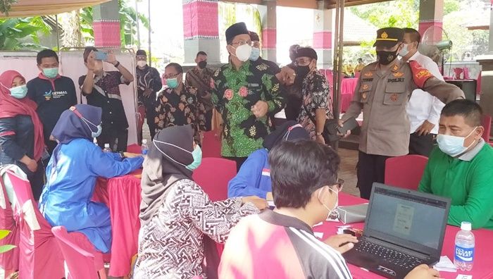 Polsek Krembung Sidoarjo Kawal Vaksinasi di Pura Agung Margo Wening