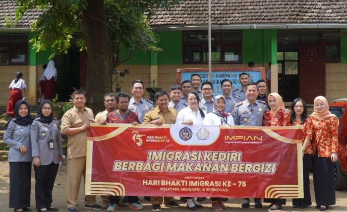 Sambut HBI, Kantor Imigrasi Kediri Berbagi Makanan Bergizi untuk Siswa di Dua SD Desa Kalipang