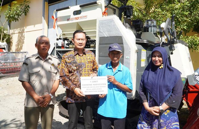 Genjot Produktivitas Padi, Bupati Lamongan Salurkan Combine Harvester