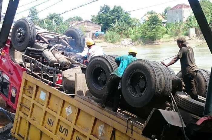 Petugas Masih Kesulitan Evakuasi Bangkai Truk Korban Ambruknya Jembatan Widang-Babat