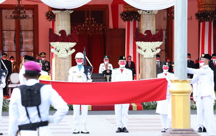 Momen Upacara Penurunan Bendera HUT Ke-76 RI, Khofifah Bagikan Penghargaan untuk Siswa Berprestasi