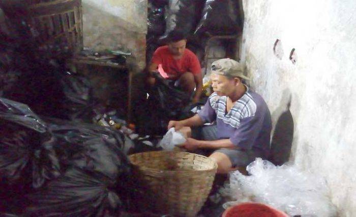 Bripka Seladi Mengais Berkah di Tumpukan Sampah, Ingin Anaknya Jadi Polisi Jujur