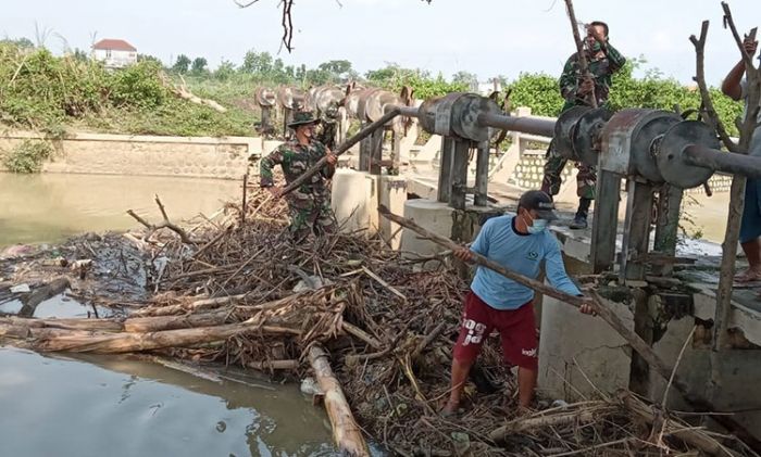 Cegah Luapan Air Sungai Plalangan Lamongan, Anggota TNI Ajak Warga Bersihkan Sampah