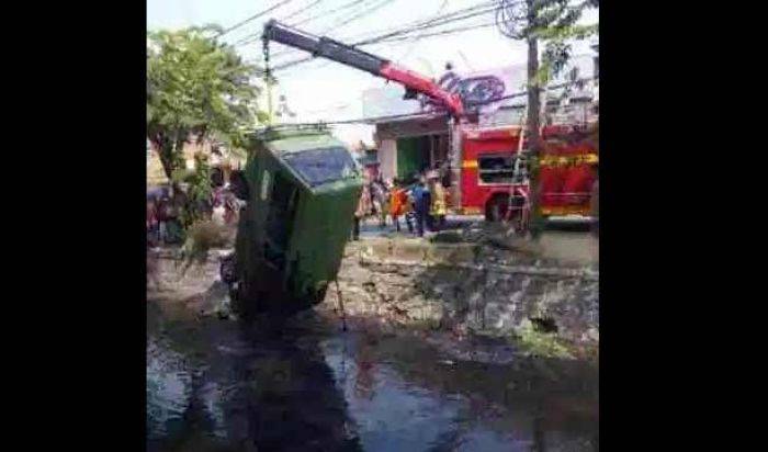 Bemo Lyn G Terjun ke Sungai Taman Pondok Indah, Sopir Mandi Lumpur