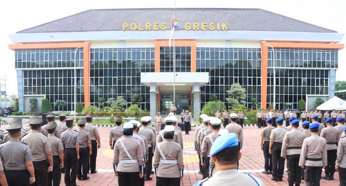 Kapolres Gresik Tekankan Etika dan Kekompakan Personel di Apel Perdana