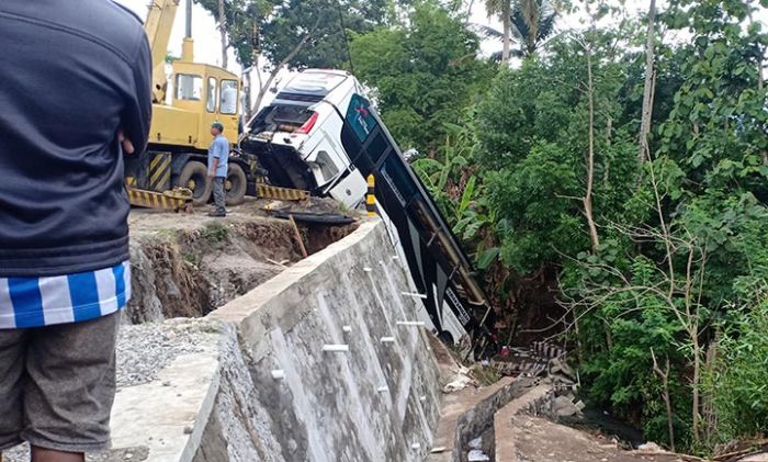 Bus Maut Terjun ke Sungai di Blitar Tak Kantongi Izin Operasi Rombongan Wisata