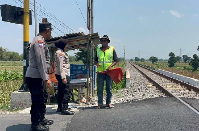 Polres Kediri Beri Rompi pada Penjaga Palang Pintu Kereta Api