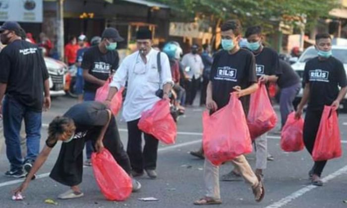 Relawan "Kita Rilis" Giri Sancoko-Lisdyarita Bersih-Bersih Sampah di KPU