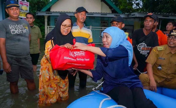 Tinjau Banjir di Jombang, Khofifah Salurkan Bantuan dan Upayakan Pengerukan Dam Siphon Jadi 24 Jam